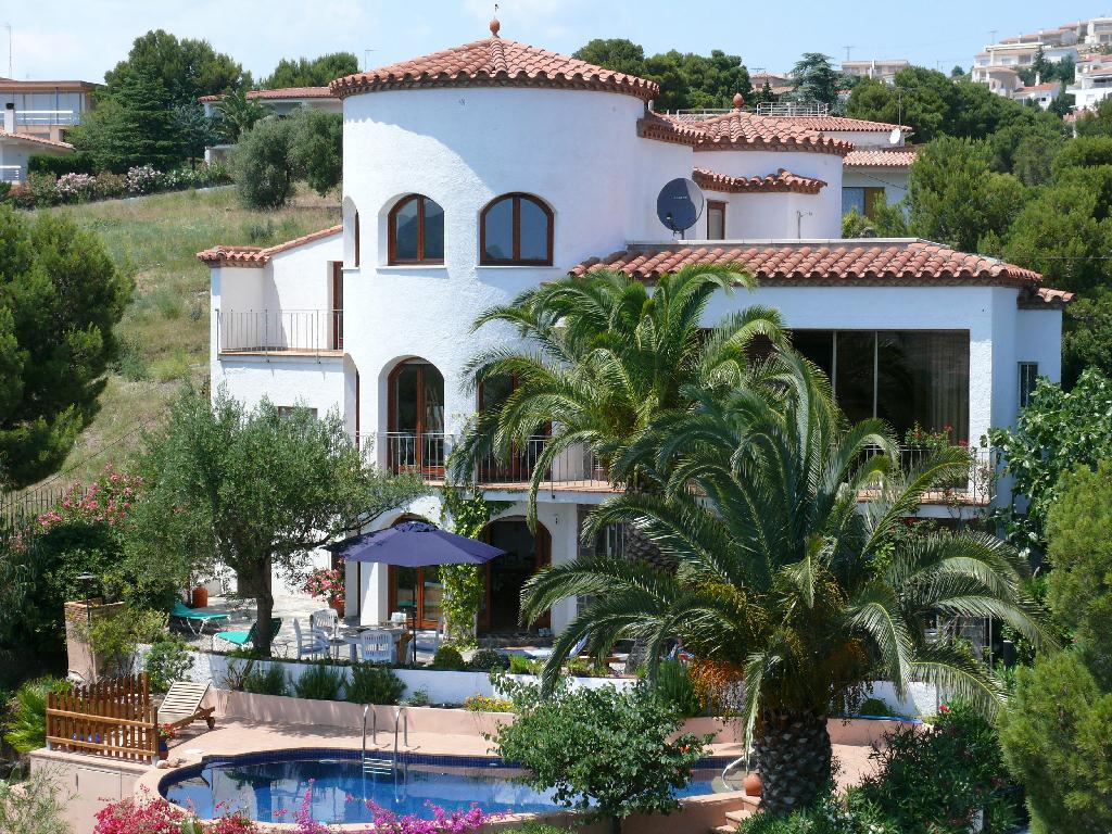 Casa Atelier Llanca Costa Brava  "cd180@web.de"